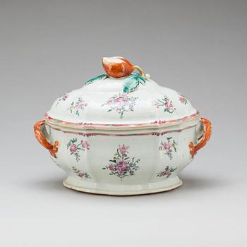 TERRIN MED LOCK, porslin, Kina. Qianlong (1736-95).