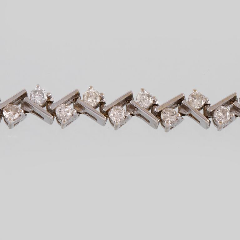 ARMBAND, 14k vitguld med briljantslipade diamanter, totalt ca 4.20 ct. Vikt 17 g.