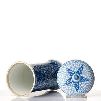 A blue and white cylindric vase with cover, Qing dynasty, Kangxi (1662-1722).