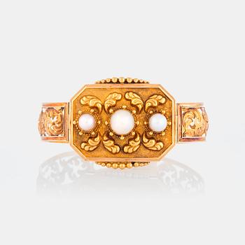 953. An 18K gold bracelet set with three pearls.