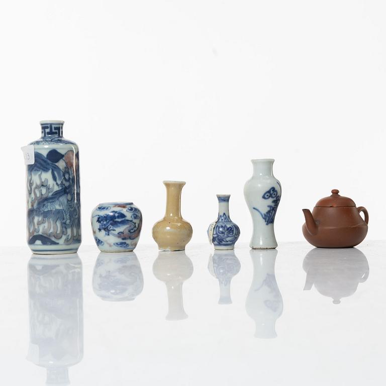 Miniatyrer, sex stycken, porslin och lergods, delvis Qingdynastin.