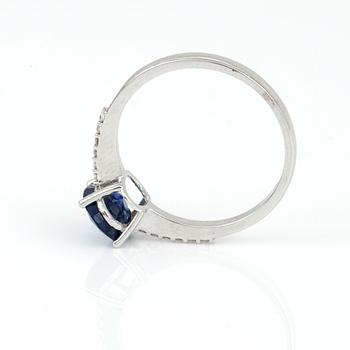 RING, 18K vitguld med ovalslipad safir ca 1,64 ct och briljantslipade diamanter tot ca 0,11 ct. Vikt 2,80 g.