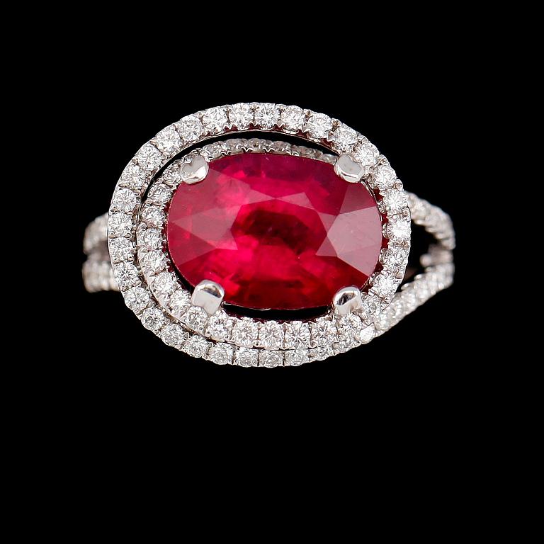 RING, 18 k vitguld, briljantslipade diamanter tot ca 0.84 ct. Rubin, glasfylld och möjligtvis syntetisk.
