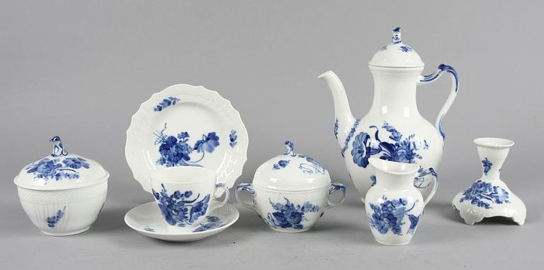 KAFFESERVIS, 35 delar, porslin, "Blå blomst", Royal Copenhagen.