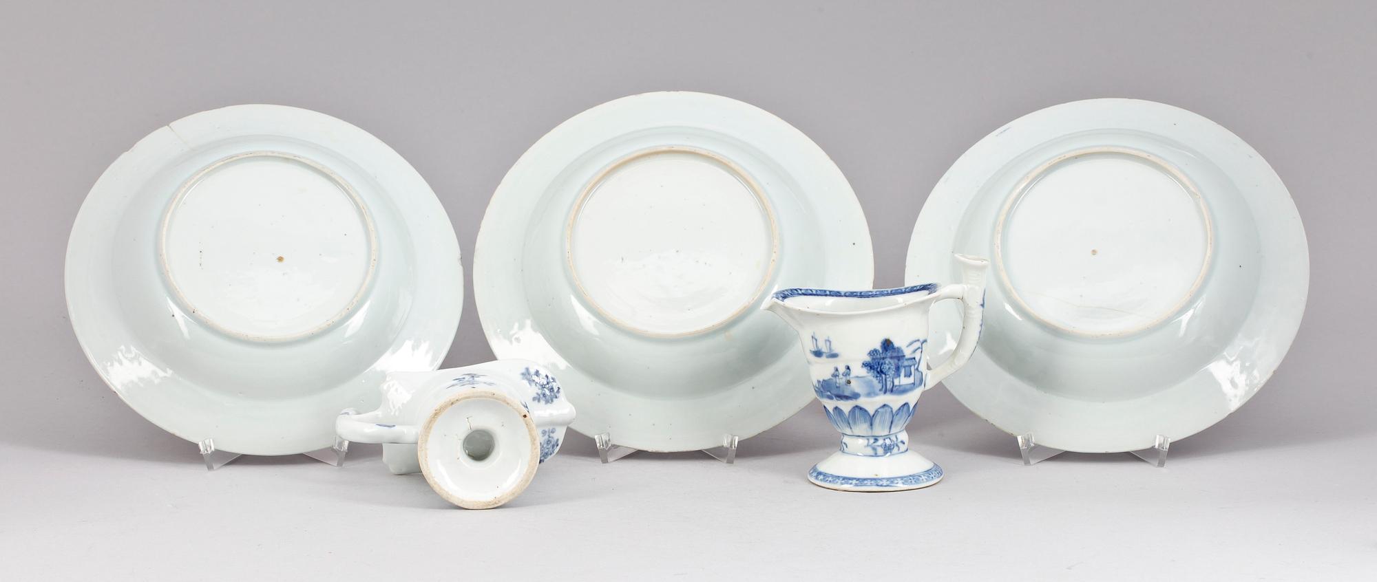 GRÄDDKANNOR 2 st SAMT TALLRIKAR 3 st, porslin, Jiaqing, Kina tidigt 1800-tal.