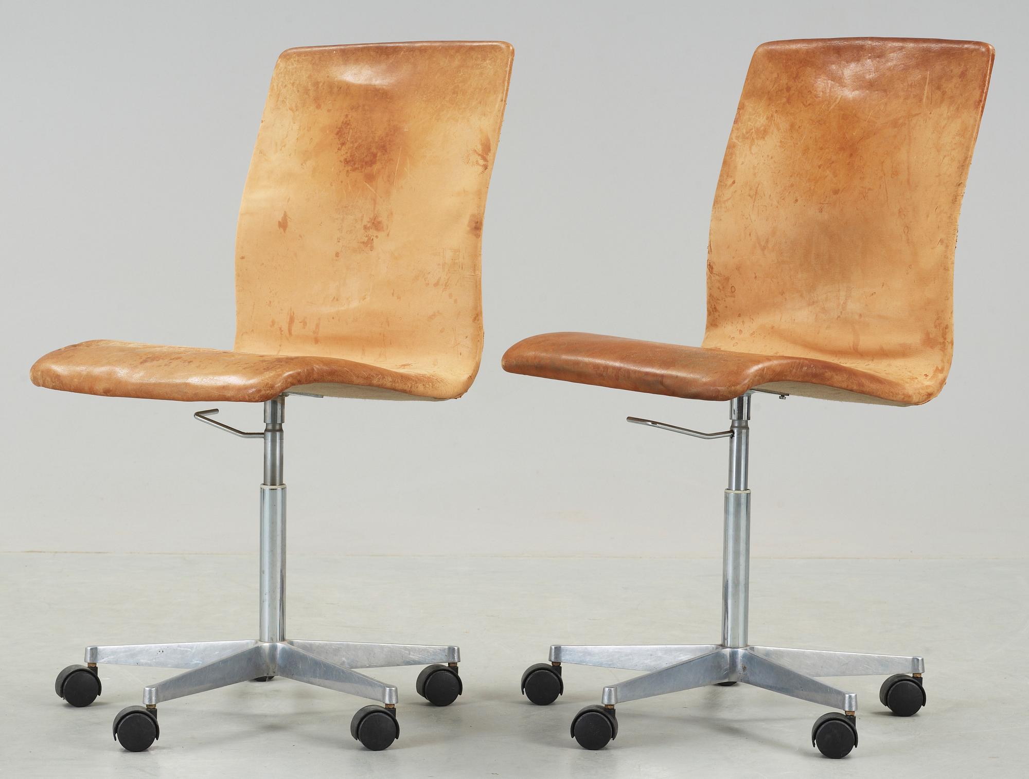 STOLAR, ett par, "Oxford", Arne Jacobsen, Fritz Hansen, Danmark, 1980-tal.