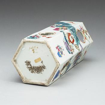 PERUKSTOCK/HATTSTÄLL, porslin. Qing dynastin, 1800-tal.