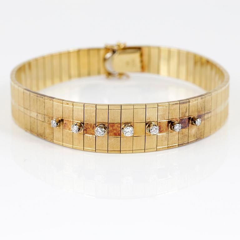 ARMBAND, guld 18K, sju små diamanter, stämplad CB, Europa 1900-talets andra hälft. Vikt ca 40 gram.