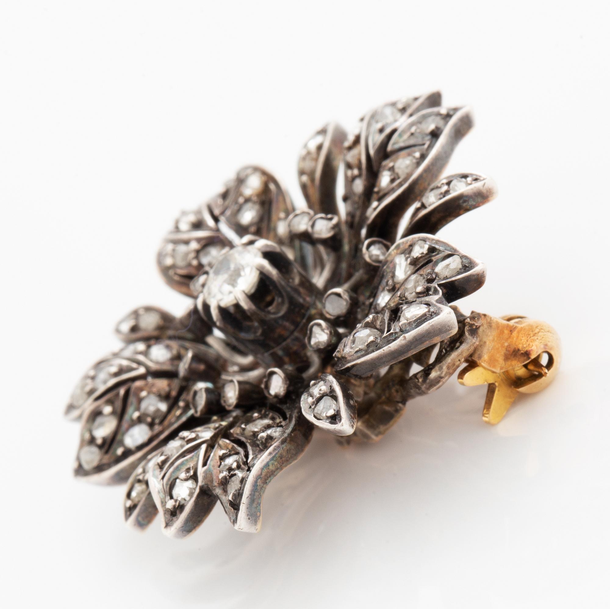Brosch, i form av blomma med gammaslipad och rosenslipade diamanter, ca 1800-talets andra hälft.