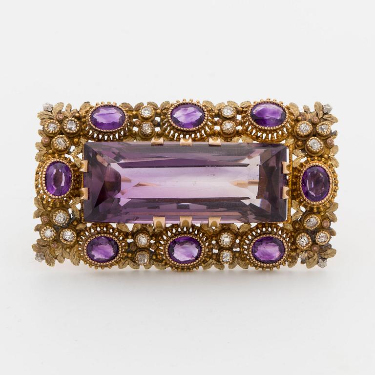 BROCSH, med fasettslipade ametister samt old-mine diamanter, sent 1700-tal.