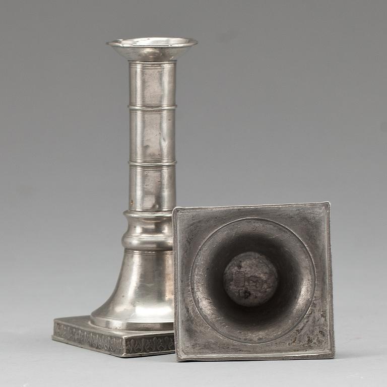 LJUSSTAKAR, ett par, tenn. Sven Berglund (1811-1844/53), Malmö.