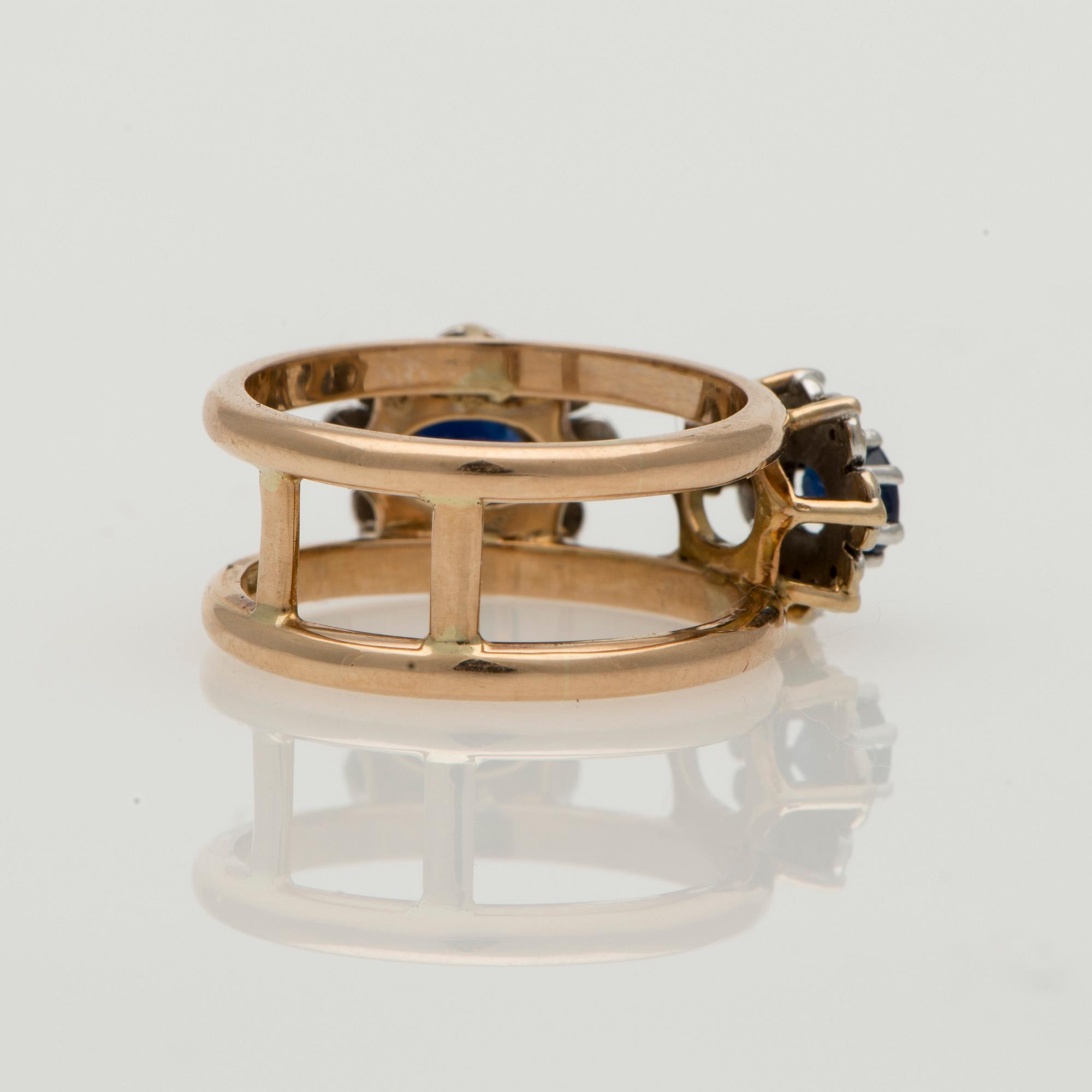 RING, 2 safirer, 16 st små diamanter, 14K guld,. Vikt  6,3 g.
