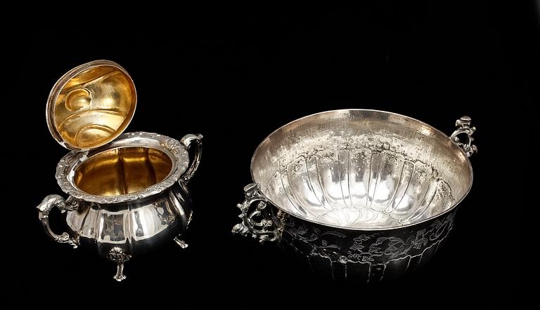 SKÅLAR, 2 st, silver, en med svenska konstrollstämplar, 1900-talets första hälft. Tot vikt ca cirka 658 gram.