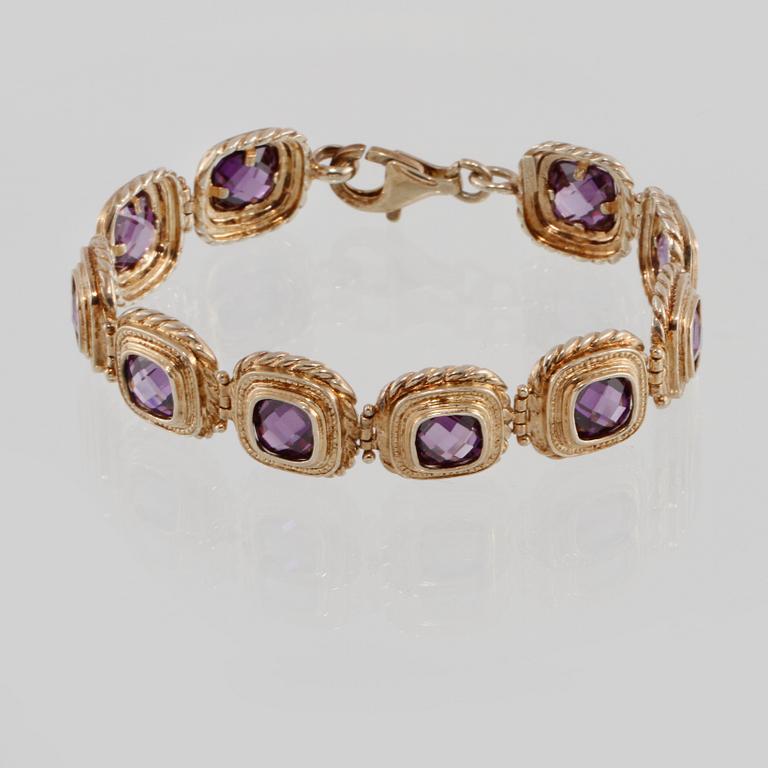 ARMBAND, förgyllt sterlingsilver med lila fasettslipade stenar. Vikt 30 gram.