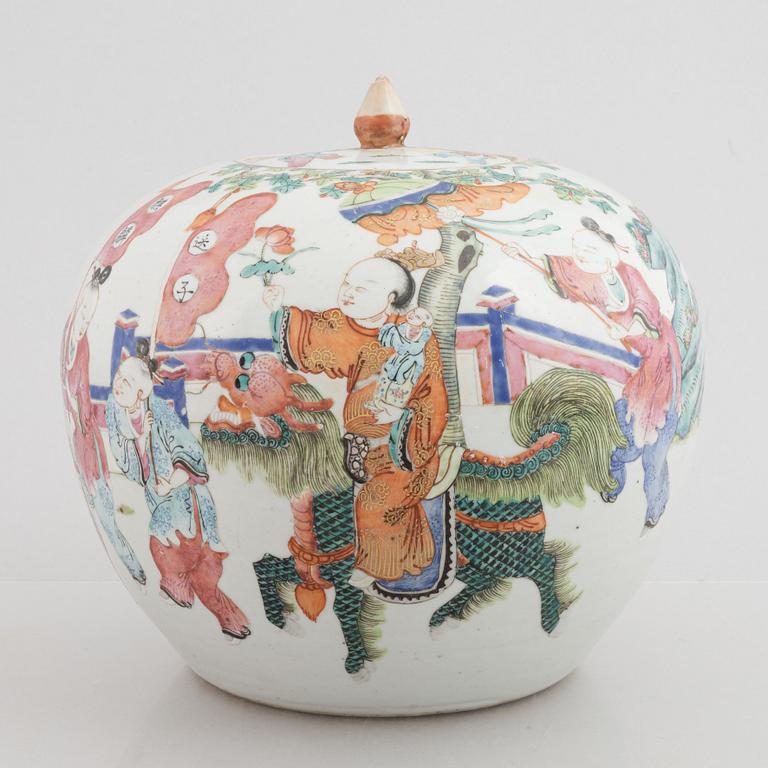 A porcelain pot with lid, Qing dynasty, late 19th century.