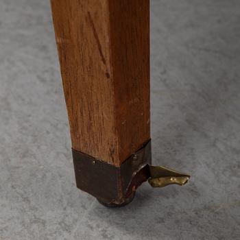 A english style dining table from the first half of the 20th century.