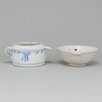 A Swedish Rörstrand sugerbowl and a bowl, 18th Century.