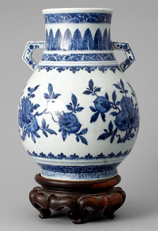 A blue and white pomegranate vase, Qing dynasty, 19th Century.