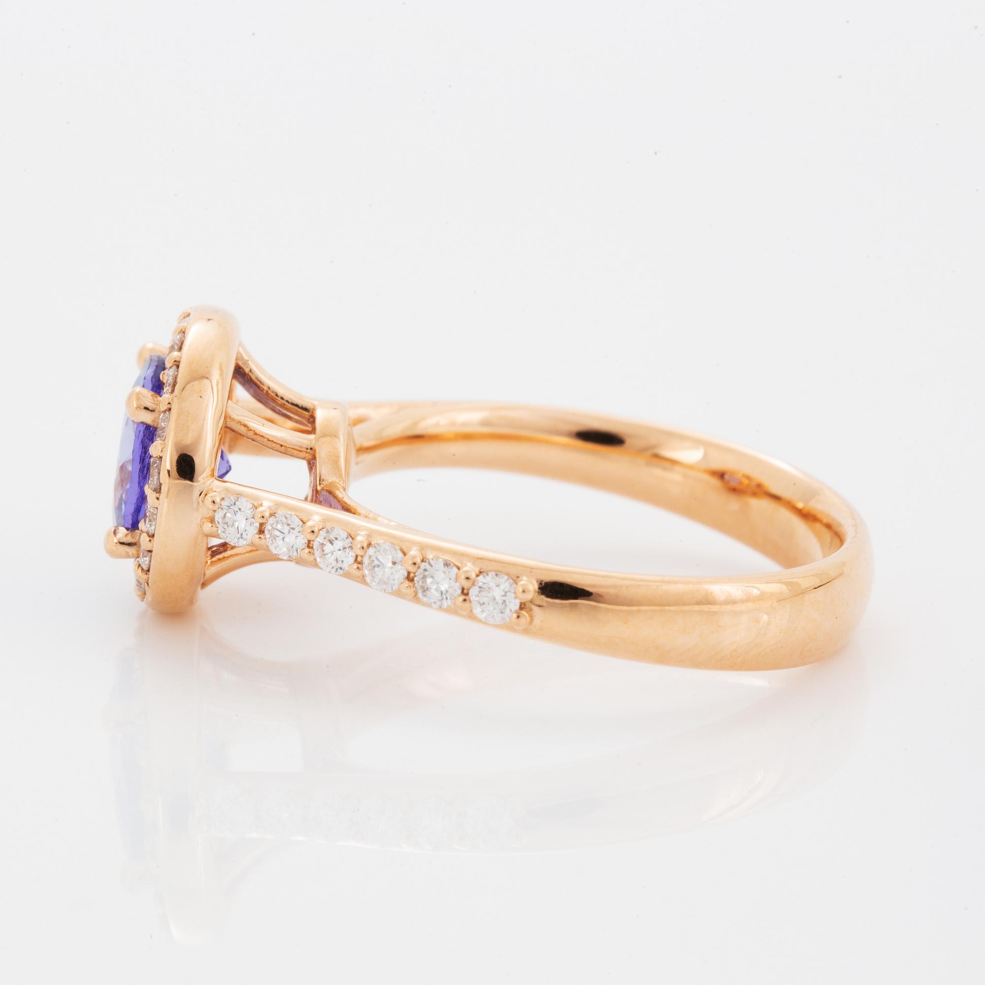 Ring 18K guld med en fasettslipad tanzanit.