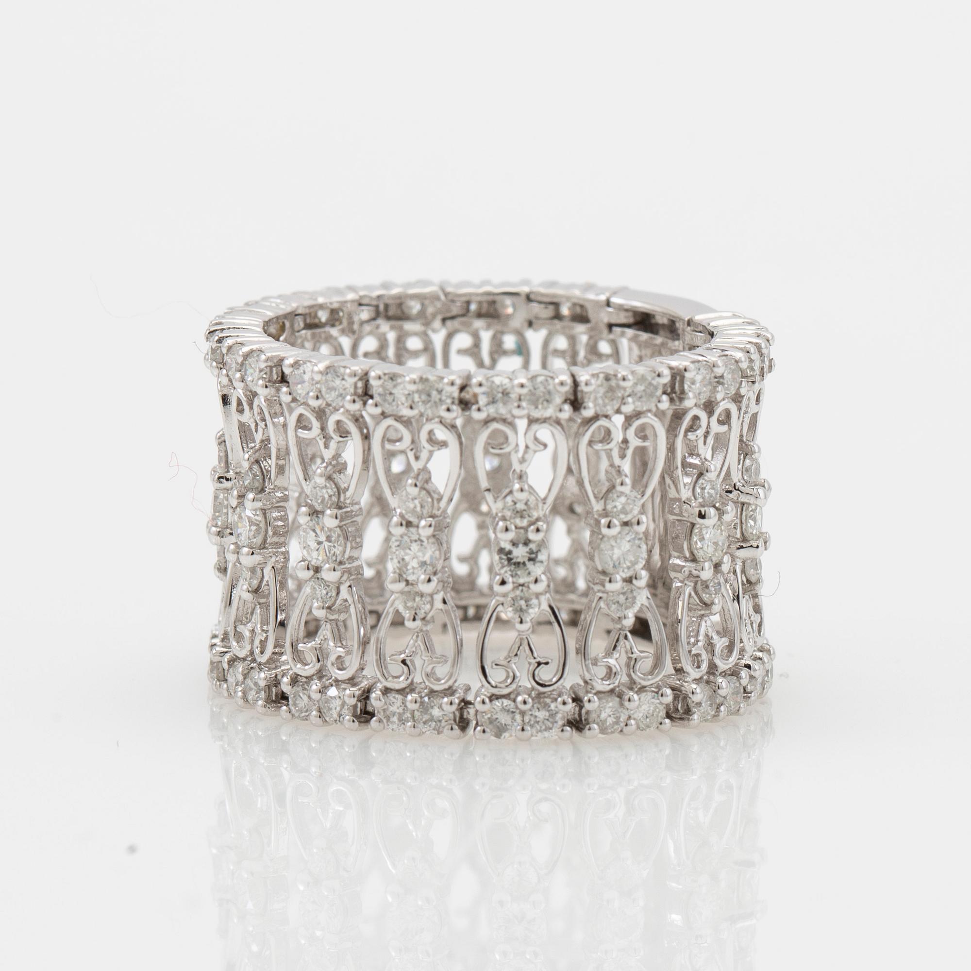 Ring, 18k white gold with brilliant-cut diamonds.