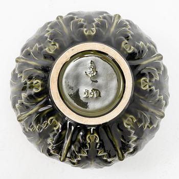 A  ceramic pedestal with flowerpot from around the year 1900.