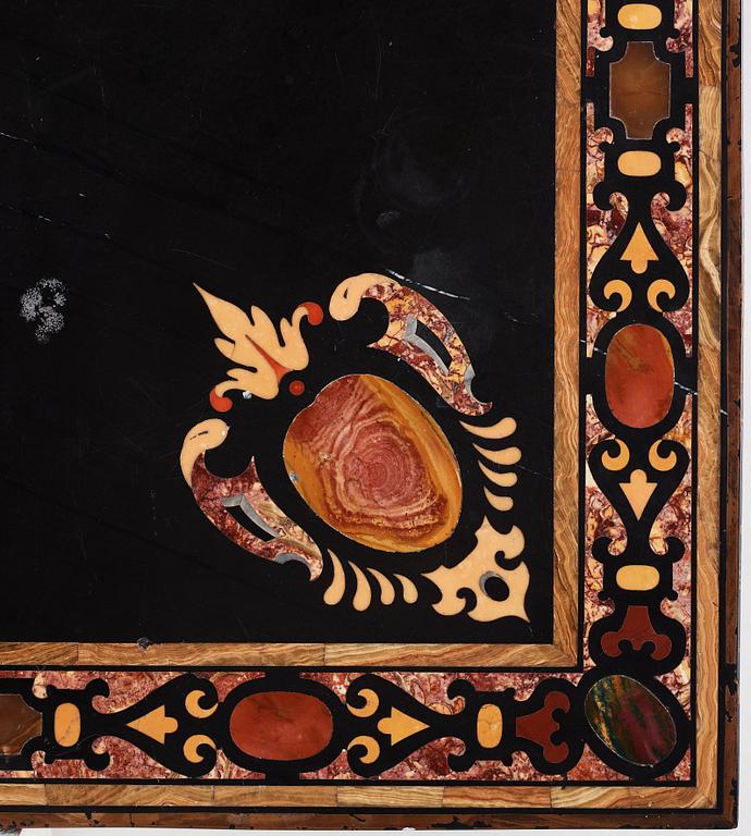 PIETRE DURE SKIVA, Italien, omkring år 1900, troligen Rom eller Neapel. Underrede i Louis XIV-stil.