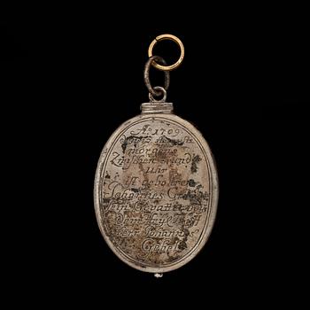 MEDALJONG, silver, troligen Tyskland 1700-tal, till minne av dop, bär datering, 1709. Totalvikt 41 gr.