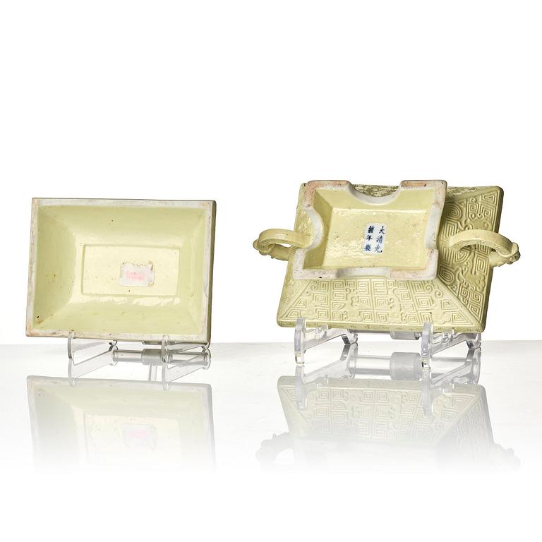 An archaistic porcelain vessel with cover, Qing dynasty with Guangxu six character mark and of the period (1875-1908).