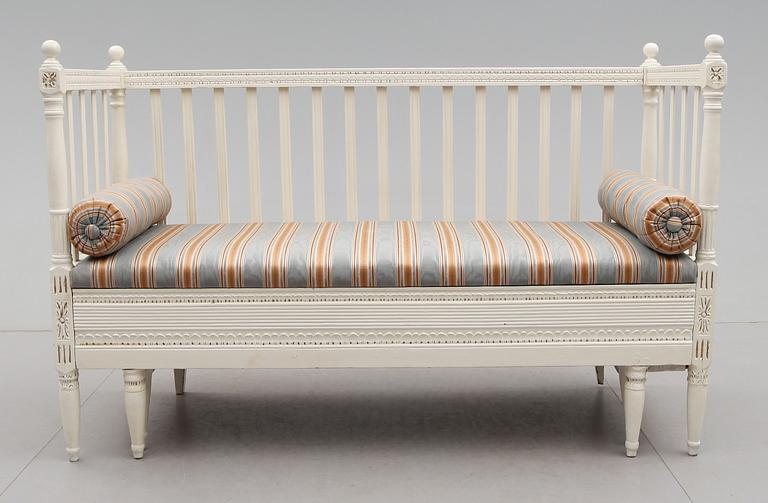 SOFFA, sengustaviansk, omkring år 1800.