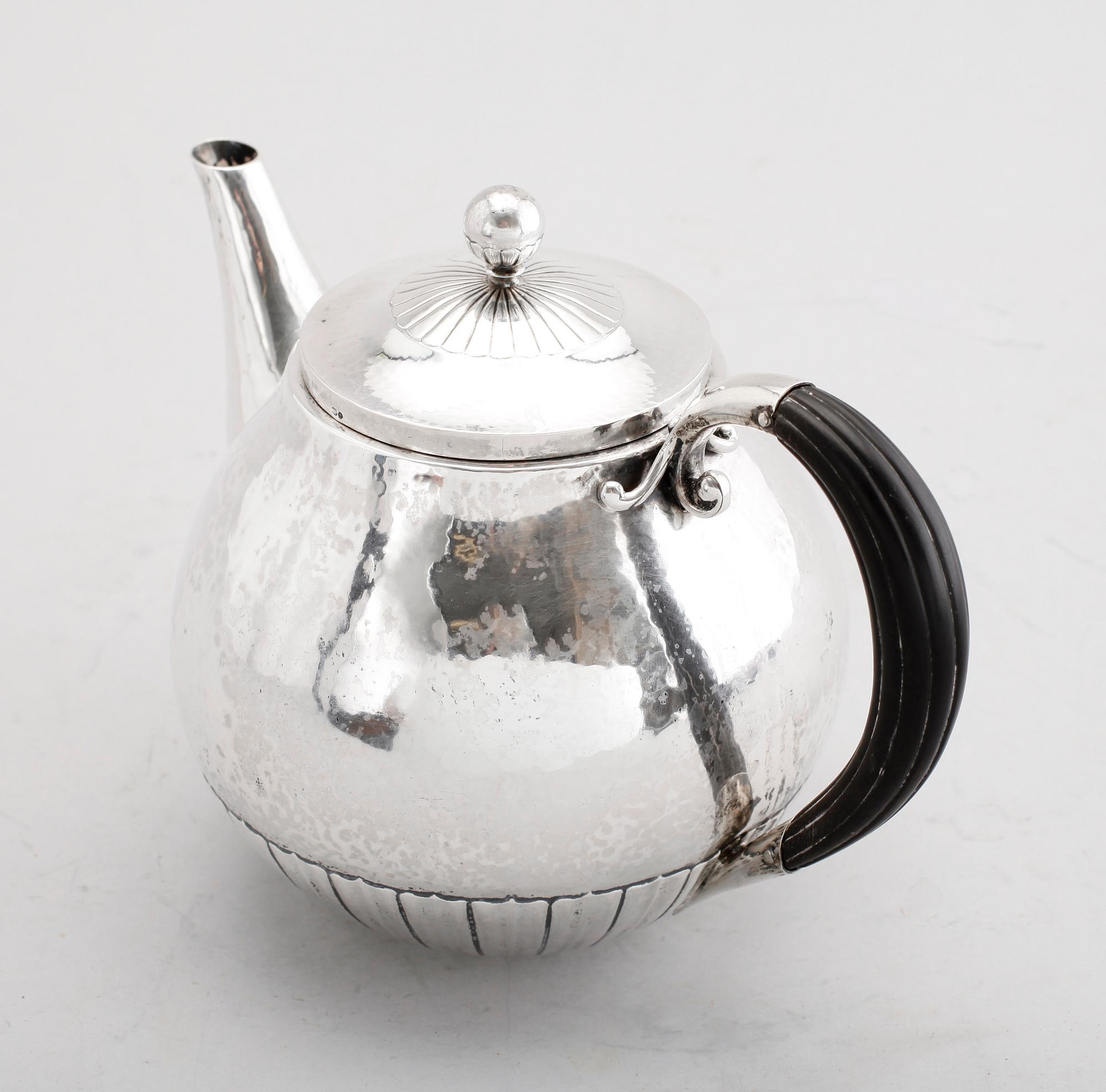 TEKANNA, silver, Georg Jensen, nr 45. Vikt ca 522 g.