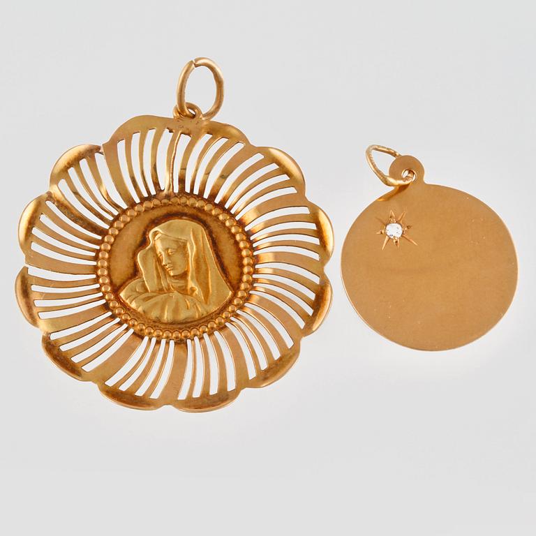 BERLOCKER, 2 st, 18K guld med fasettslipad vit sten. Vikt 4,6 gram.