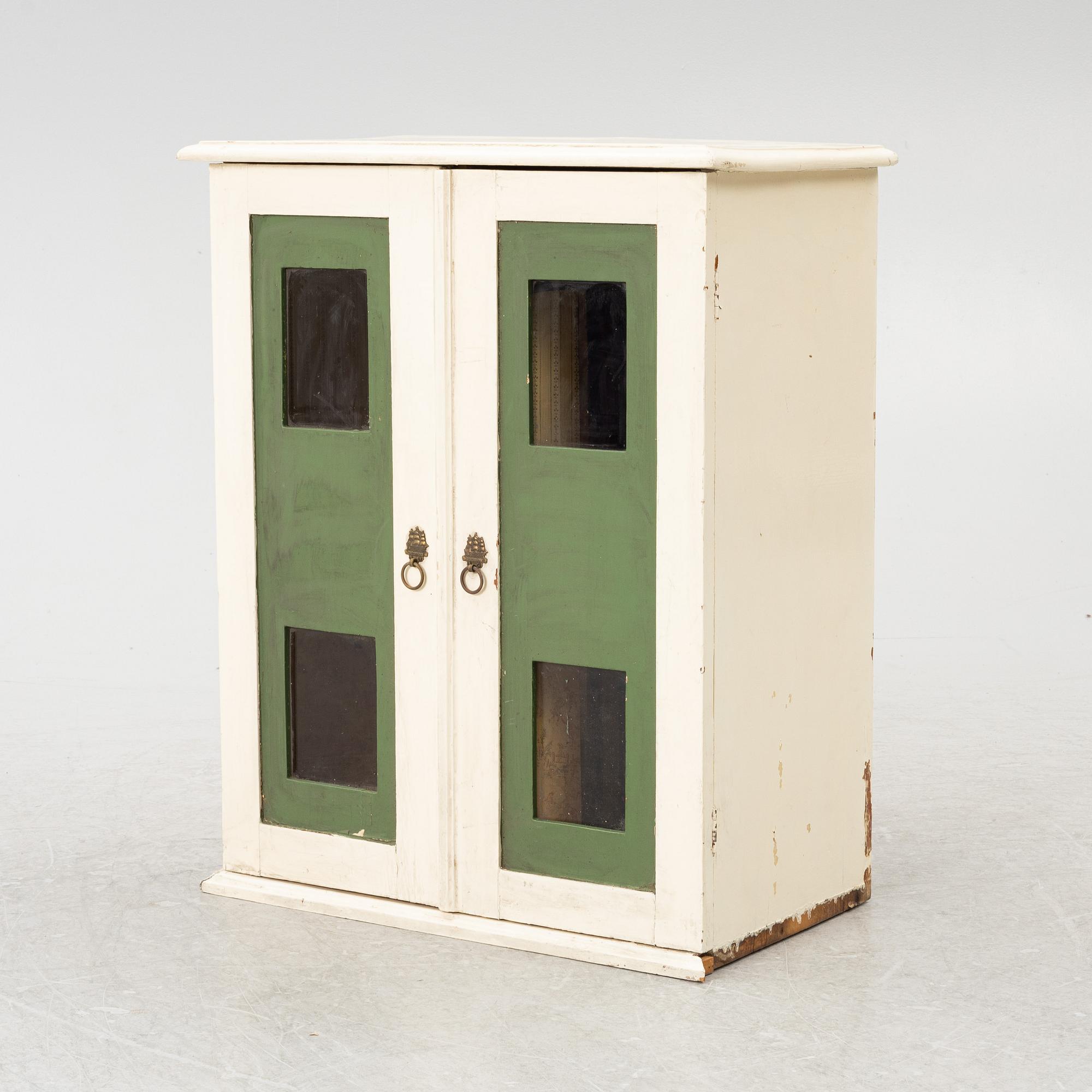 Dockskåp med dockskåpsmöbler samt tillbehör, bl a Berit Bergström, Nolbyn, Värmländskt Hantverk, 1940-/50-tal.