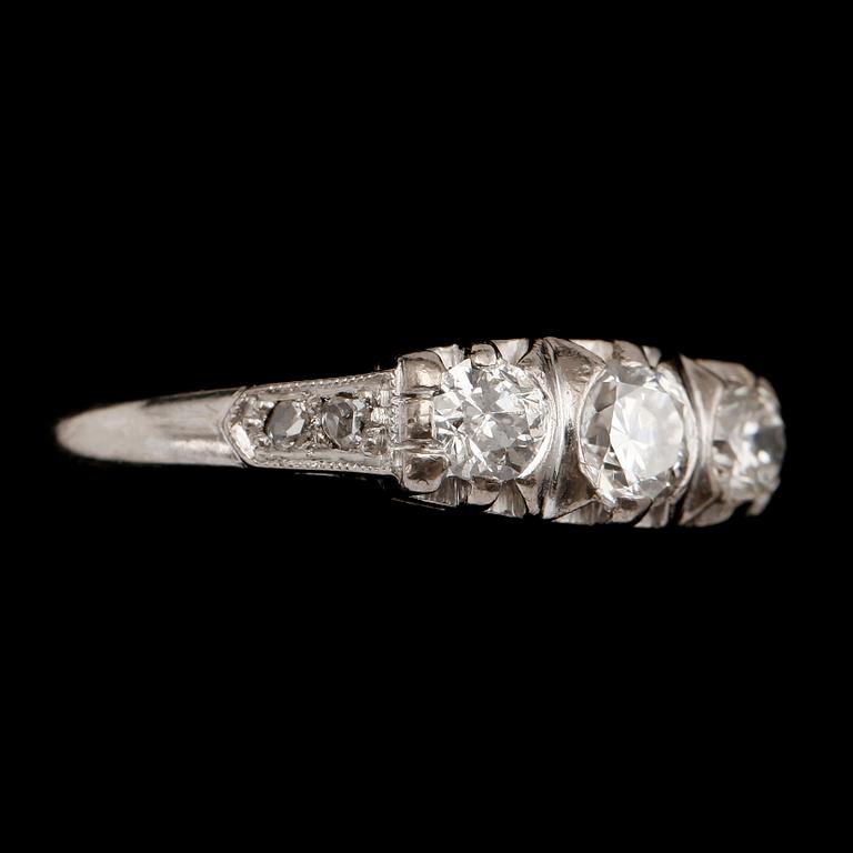 RING, 18 k vitguld, 1945, med 3 briljanter och 4 mindre rosenstenar ca 0.30 ct.