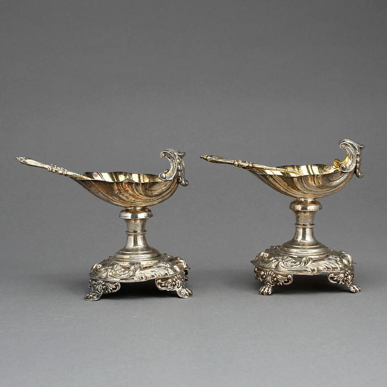 SALT- OCH PEPPARKAR, silver, Gustaf Möllenborg, Stockholm, 1843. Vikt ca 246g.