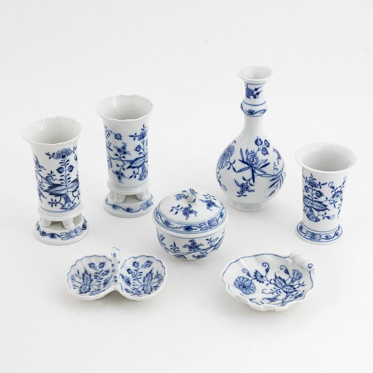 Four 'Blue Onion' porcelain vases, a lidded sugarbowl, an ashtray and a salter, Meissen, first half of the 20th Century.
