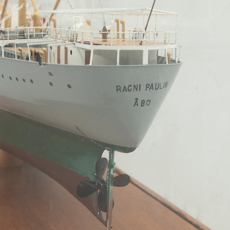 M/S Ragni Paulin, Åbo och senare Nagu, rederimodell i monter.