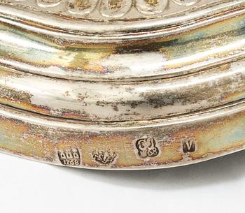 KANDELABRAR för tre ljus, ett par, av Christopher Jonsen, Köpenhamn 1768. Rokoko.