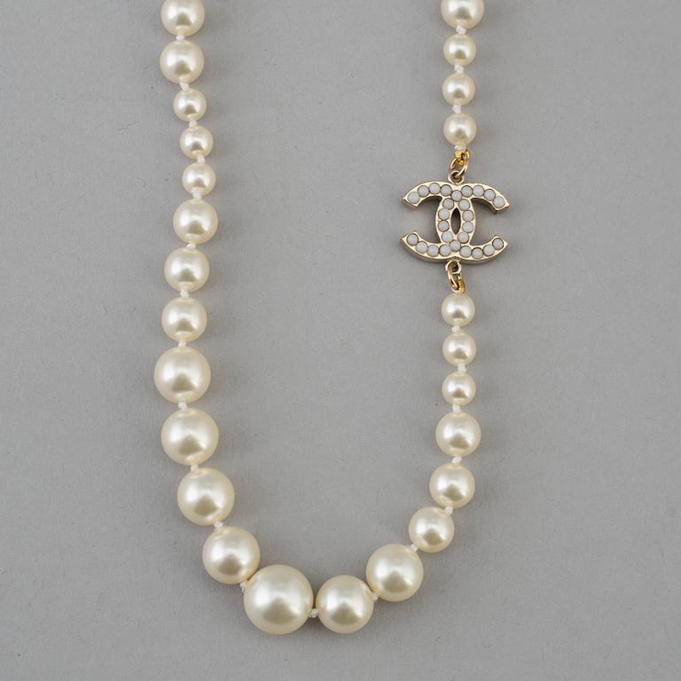 A necklace på Chanel, 2011.