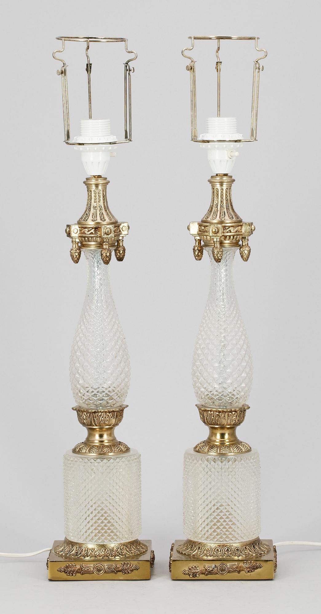 LAMPOR, ett par, gulmetall och glas, empirestil, 1900-talets andra hälft.