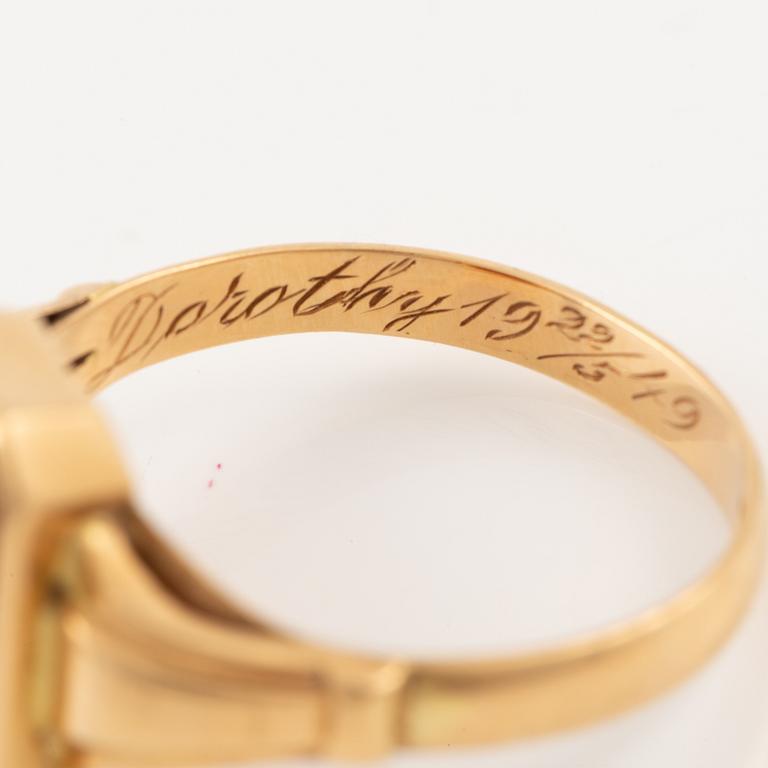 Ring 18K gold with carnelian.