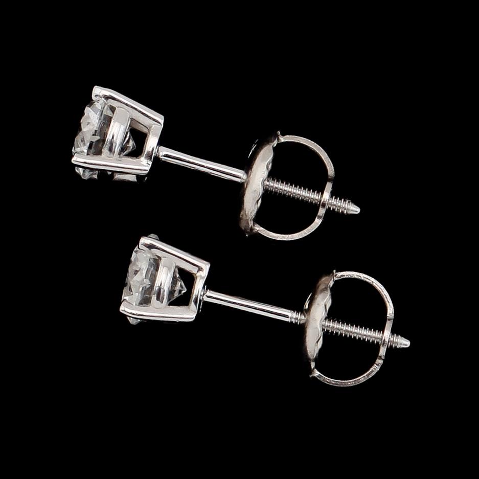 ÖRHÄNGEN, 1 par, 14K vitguld, briljantslipade diamanter tot ca 0.63 ct.