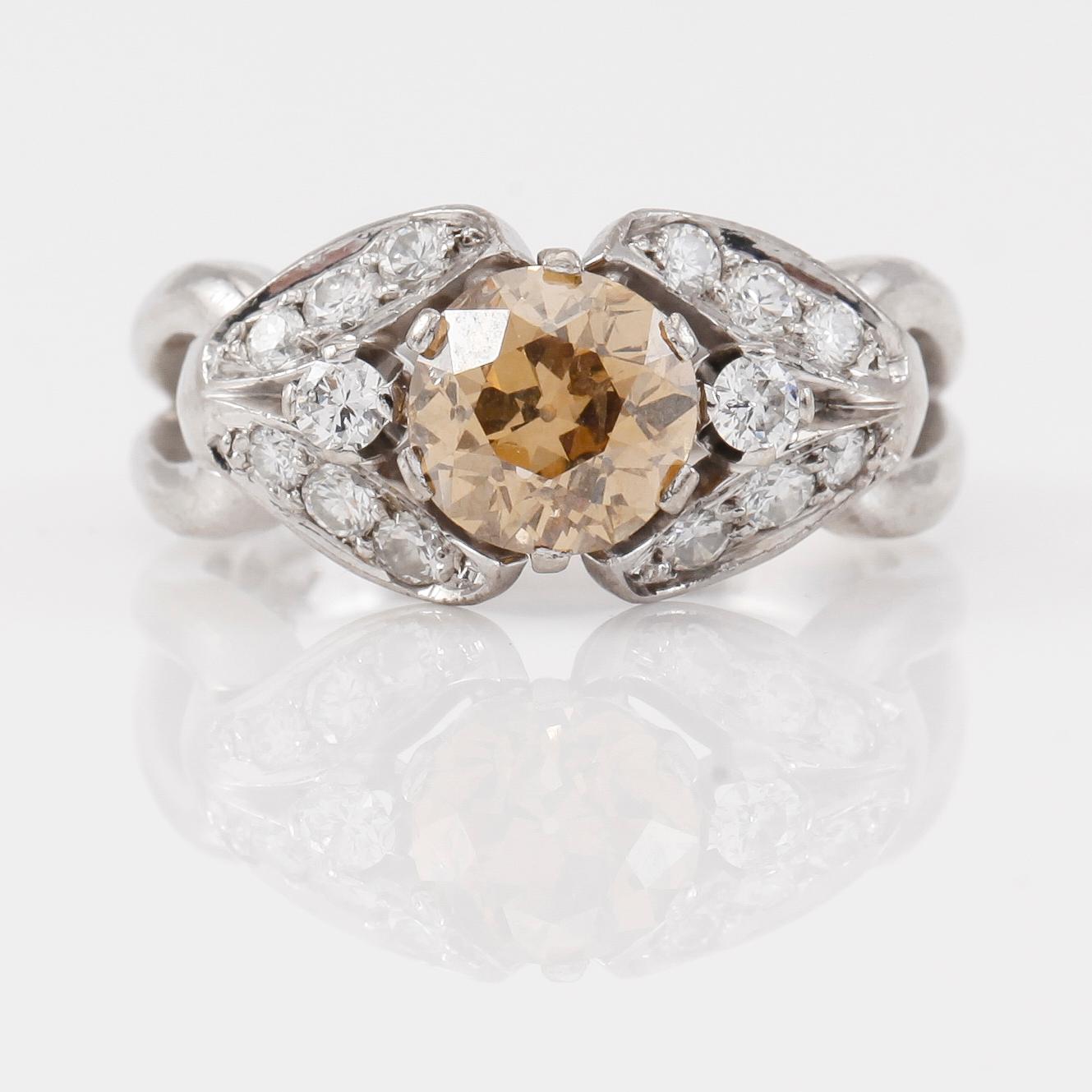 RING, 18K vitguld, gammalslipad diamant ca 1.50 ct, 14 mindre diamanter tot ca 0.40 ct, svenska stämplar.