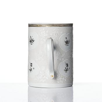 Mugg, porslin. Qingdynastin, Qianlong (1736-95).