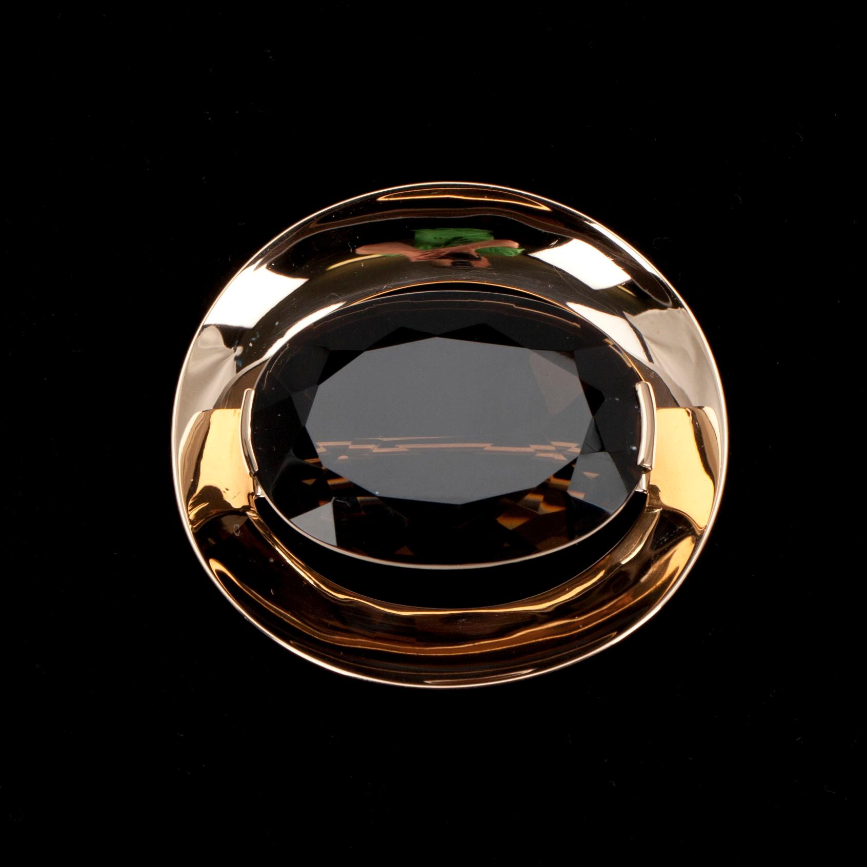 BROSCH, guld 14K, fasettslipad rökkvarts, Elis Kauppi, Kupittaan Kulta 1965. Vikt 19,9 g.