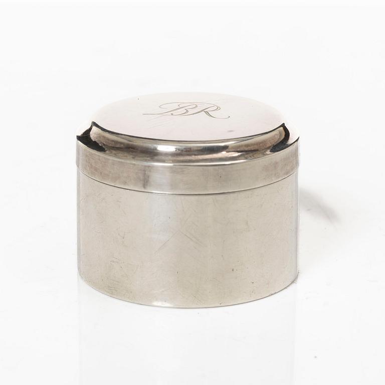 Askar, 2 st och ciggaretui, silver, bl.a. David Andersen & Co, Stockholm 1928.