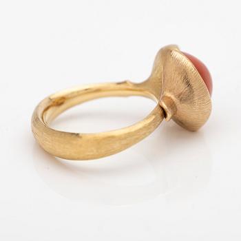 Ole Lynggaard, ring, "Lotus Ring 2", med cabochonslipad korall i 18k rött guld och rosé guld, design Charlotte Lynggaard.