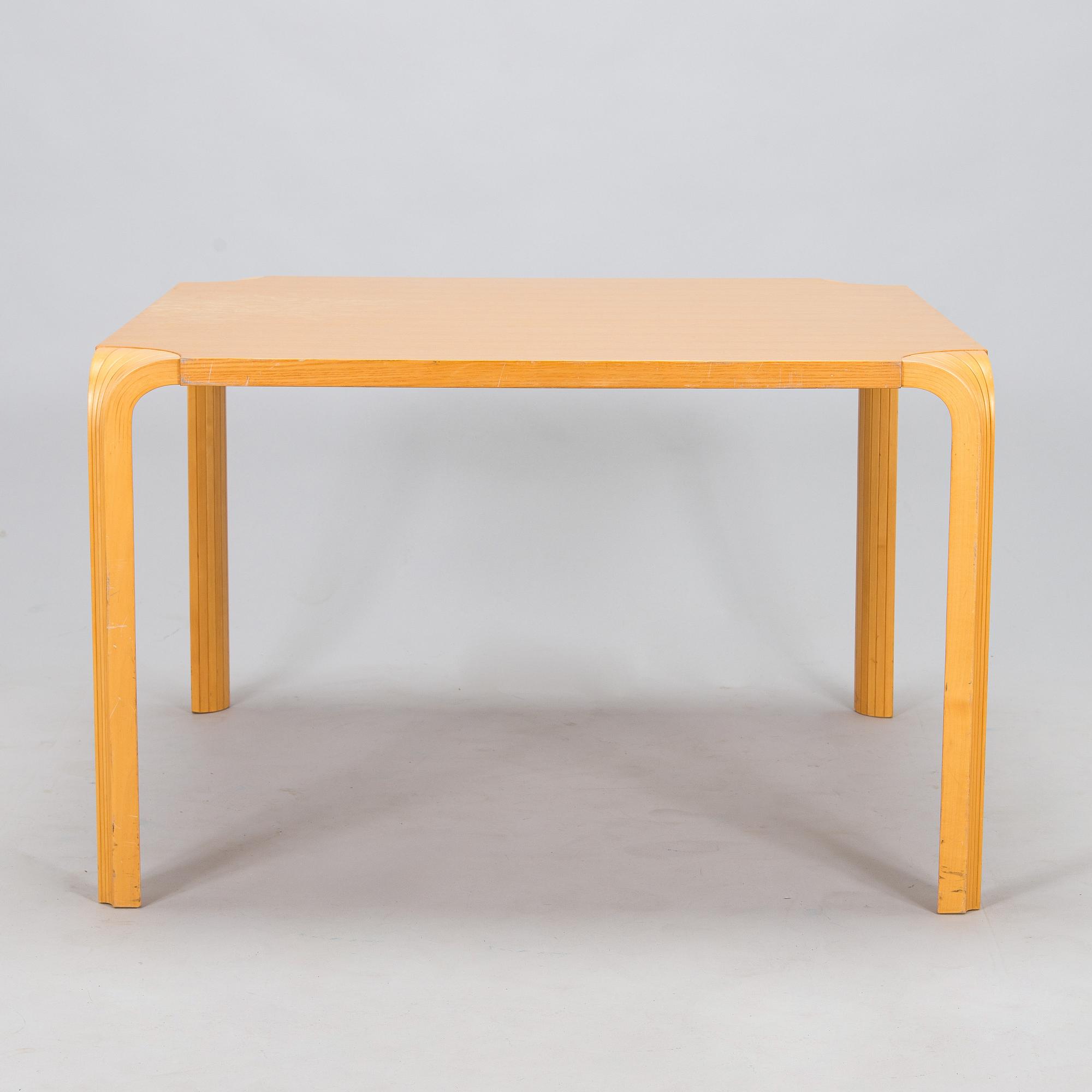 Alvar Aalto, sohvapöytä, malli MX800B, Artek 1960-luku.