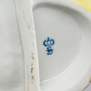 A 20th CENTURY PORCELAIN SITZENDORF FIGURINE.