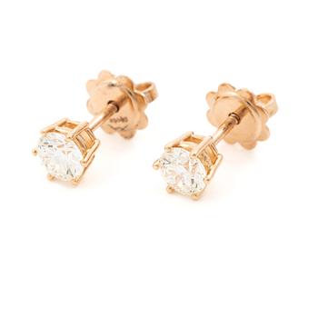 A pair of earrings in 18K gold set with round brilliant-cut diamonds.
