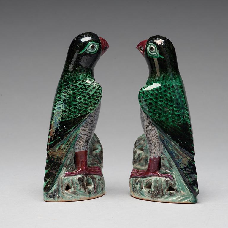 FIGURINER, ett par, porslin. Sen Qingdynasti.